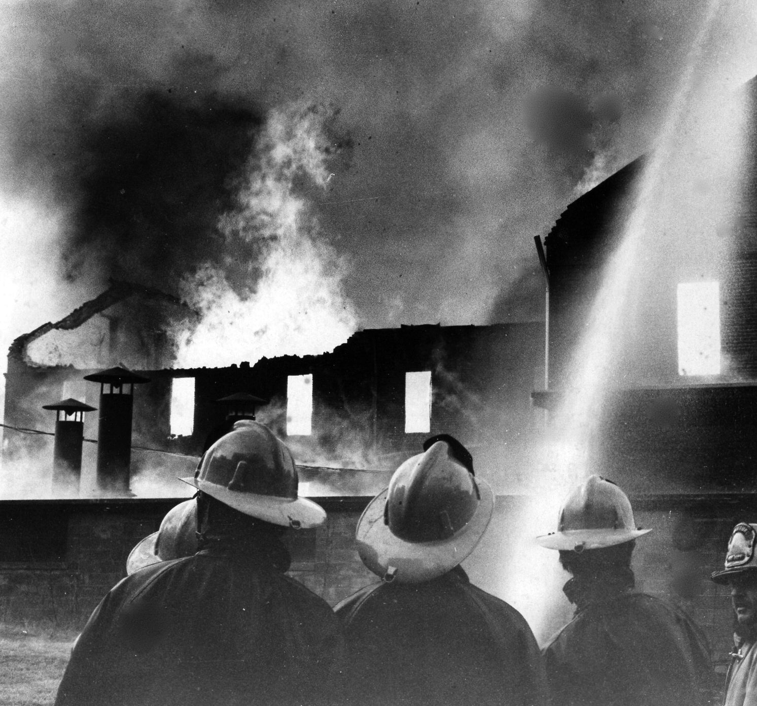 19761206_lna_news_firearchive_p66